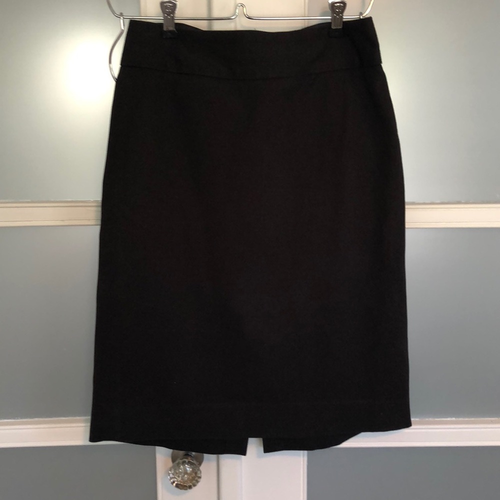 Banana Republic black pencil skirt. Size 4.